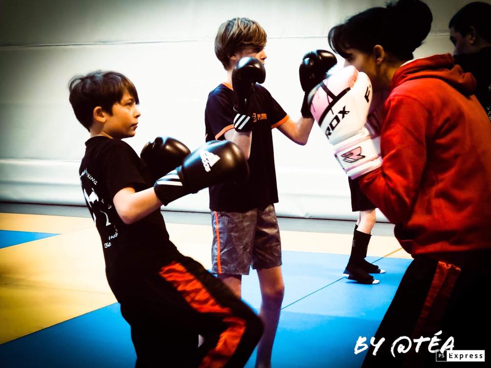 de Boxe pour Enfants Muay Thai Sparring Kickboxing Sac de Boxe  d'Entraînement de Boxe pour Enfants de 7 à 13 Ans (Noir) : :  Sports et Loisirs